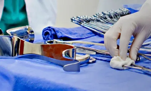 Surgical Technologist in 新奥尔良, 路易斯安那州 Sterilizing Tools for Surgery
